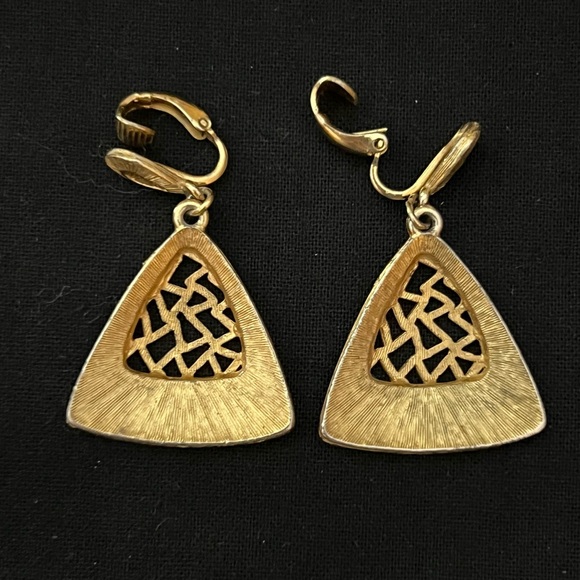 Vintage Gold Tone Clip on Earrings - Picture 7 of 8